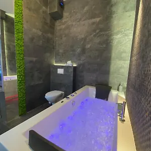 Biały Z Jacuzzi Apartament